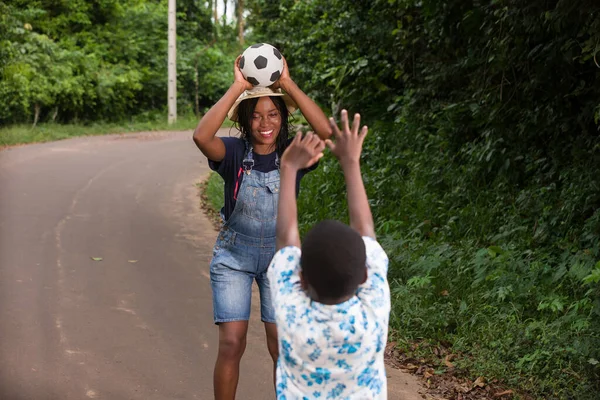Bir Kadın Parkta Durmuş Çocuğuyla Top Oynuyor Gülüyor — Stok fotoğraf