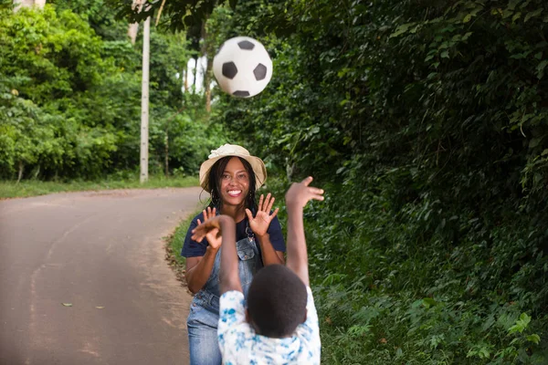 Bir Kadın Parkta Durmuş Çocuğuyla Top Oynuyor Gülüyor — Stok fotoğraf