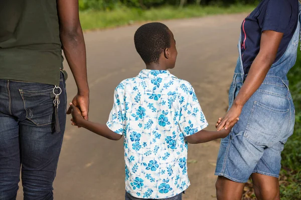 Uma Jovem Família Caminhando Com Seu Filho Campo — Fotografia de Stock