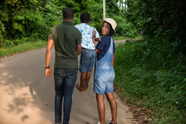 Genç Bir Aile Parkta Durup Çocuklarını Kucaklıyor — Stok fotoğraf