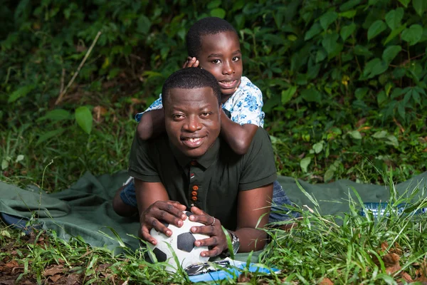 Ein Junger Mann Liegt Mit Seinem Kind Auf Dem Rücken — Stockfoto