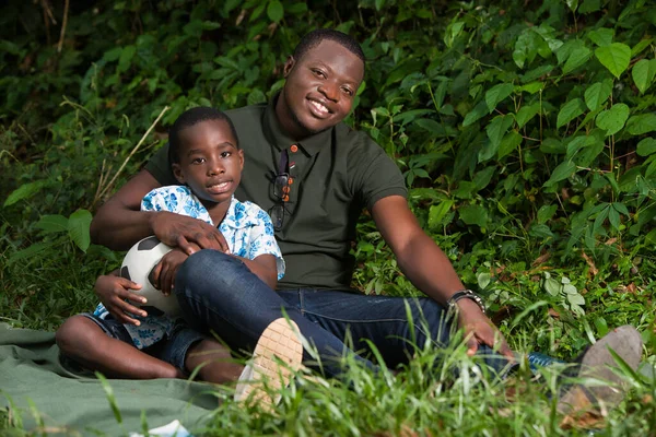 Egy Fiatalember Parkban Gyerekével Mosolyog Kamerába — Stock Fotó