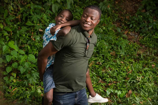 Ein Junger Mann Kniet Einem Park Sein Kind Auf Dem — Stockfoto