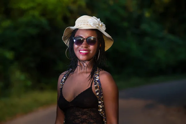 Привлекательная Улыбающаяся Красавица Солнцезащитных Очках Шляпе Летом Открытом Воздухе — стоковое фото
