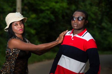 Uyuşmazlık içindeki genç çift. İlişki zorluğu: Parkta tartışan genç çift..