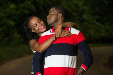 Kırsalda birbirine aşık mutlu genç çift.