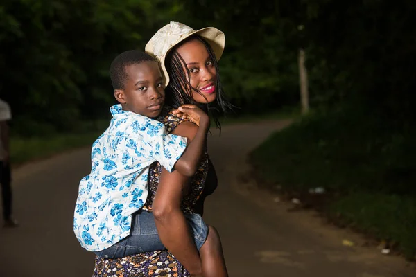 Porträt Einer Jungen Frau Die Ihren Sohn Auf Dem Rücken — Stockfoto