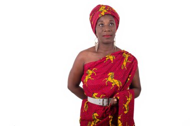 Stüdyoda peştamallı genç bir kadın gülümsüyor..