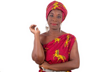 Stüdyoda peştamallı genç bir kadın kameranın gülüşünü izliyor..