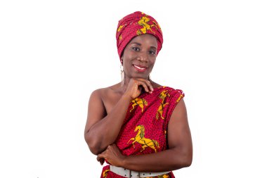 Stüdyoda peştemalde duran genç bir kadın çenesinin altında kameraya bakıp gülümsüyor..