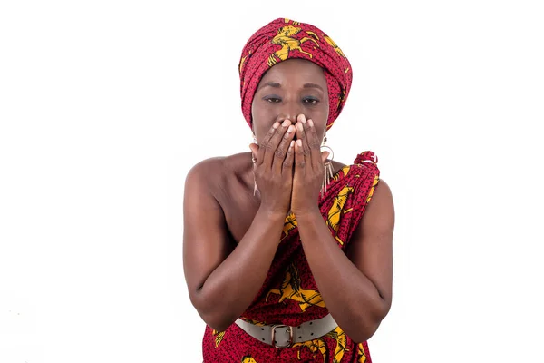 伝統的な服を着たアフリカ人女性が白い背景に隔離された驚きの口でカメラの手を見て — ストック写真
