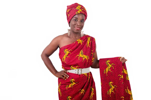 Modna Kobieta Czerwonej Tradycyjnej Sukience Wygląda Prezentuje Afrykańskie Rzeczy — Zdjęcie stockowe