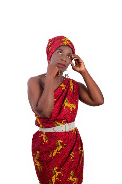 Femme Mode Robe Traditionnelle Rouge Main Sur Tête Regarde Loin — Photo