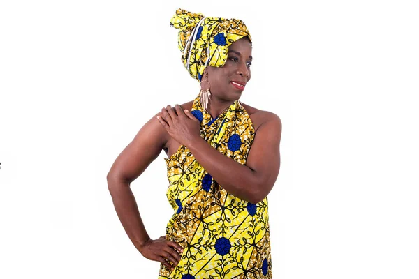 白い背景に幸せそうに隔離された黄色のふんどし姿のアフリカ人女性 — ストック写真