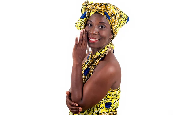 Jeune Femme Africaine Debout Pagne Dans Studio Regardant Caméra Sourire — Photo