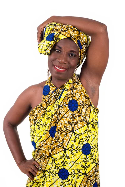 Młoda Afrykańska Kobieta Stojąca Przepasce Studio Ręką Głowie Patrząca Uśmiechniętą — Zdjęcie stockowe