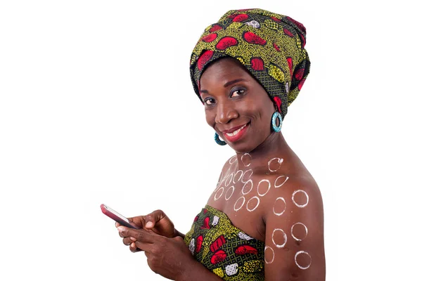 Junge Afrikanerin Mit Lendenschurz Einem Studio Und Lächelndem Blick Die — Stockfoto