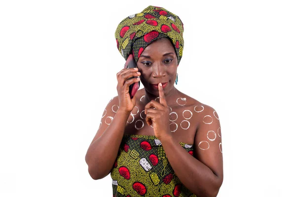 Jovem Mulher Africana Tecido Lombo Estúdio Comunicando Celular Com Dedo — Fotografia de Stock