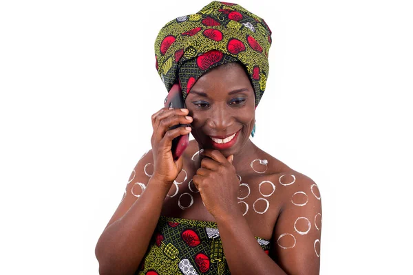 Молодая Африканская Женщина Стоящая Набедренной Повязке Студии Разговаривающая Мобильному Телефону — стоковое фото