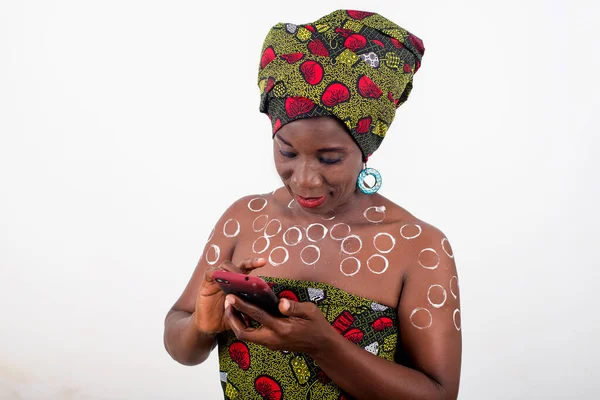 Молодая Африканская Женщина Стоящая Набедренной Повязке Студии Смотрящая Улыбающийся Мобильный — стоковое фото