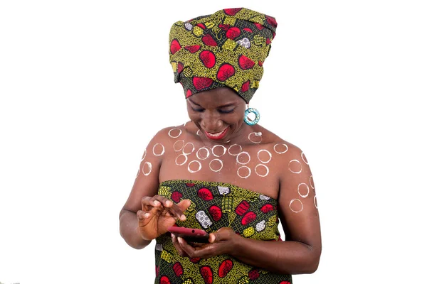 Close Jovem Mulher Africana Com Telefone Móvel Sorrindo — Fotografia de Stock