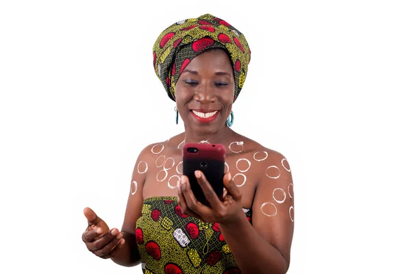 Portret Uśmiechniętej Afrykańskiej Młodej Kobiety Afrykańskiej Tkaninie Rysunkiem Przyciemnianego Ciała — Zdjęcie stockowe