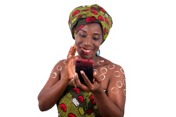 Retrato Uma Jovem Africana Sorridente Tecido Africano Com Desenho Corpo — Fotografia de Stock