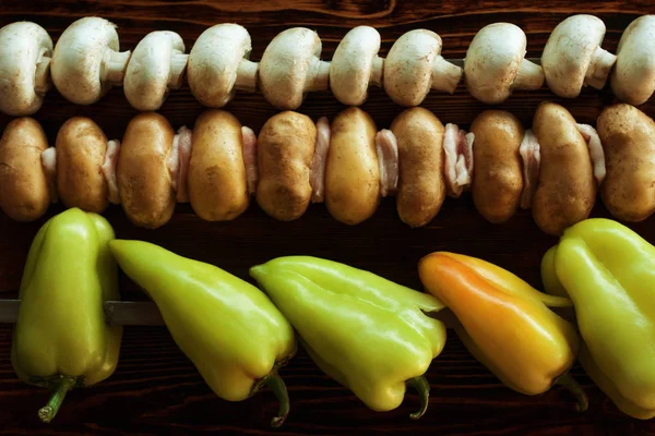 Sebzeler Barbekü için. Mantar, biber, patates.