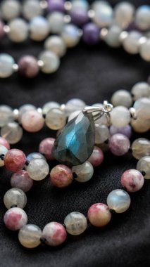 Labradorit, charoite ve labradorit kolyeli pembe turmalinden yapılmış Mala boncukları. Yüksek kalite fotoğraf