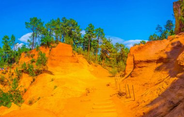 Les Ocres du Roussillon - Güney Frangı eski bir hardal taş ocağında