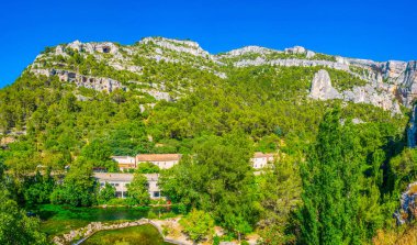 Franc 'taki Fontaine de Vaucluse köyünden geçen La sorgue Nehri