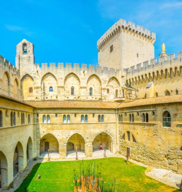 Palais de Papes Avignon, Frangı iç avlusu