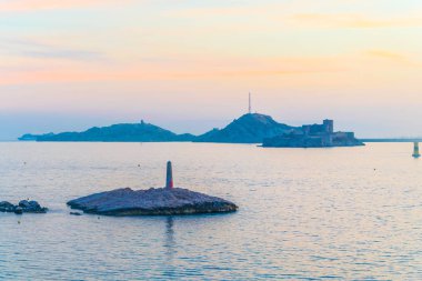 Gün batımı görünümü Chateau d'If Marseille, Frangı ve Frioul Adası