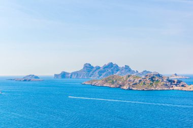 les Calanques Milli Parkı, Frangı Archipel de Riou adlı adaların ayarla