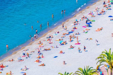 İnsanlar Nice, Frangı bir plajda yaz tadını çıkarıyor