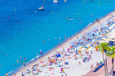 İnsanlar Nice, Frangı bir plajda yaz tadını çıkarıyor