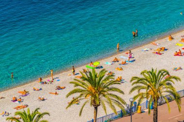İnsanlar Nice, Frangı bir plajda yaz tadını çıkarıyor