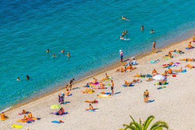 İnsanlar Nice, Frangı bir plajda yaz tadını çıkarıyor