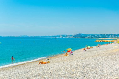 İnsanlar Cagnes sur Mer, Frangı bir plajda yaz tadını çıkarıyor