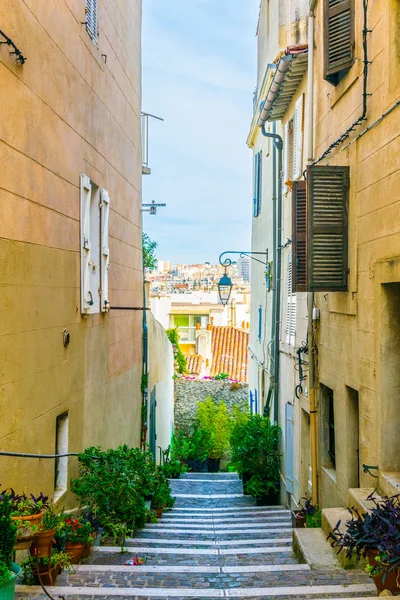 Uma Rua Estreita Bairro Panier Marselha Franc — Fotografia de Stock