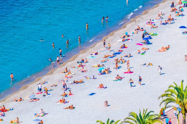 İnsanlar Nice, Frangı bir plajda yaz tadını çıkarıyor