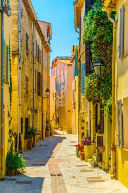 Antibes Merkezi, Frangı dar bir sokakta görünümünü
