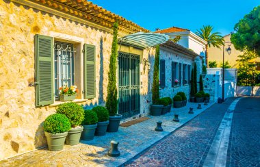 Cannes, Frangı eski şehrin dar bir sokakta