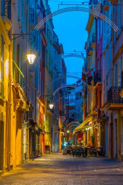 Monac Merkezi dar bir sokakta gece görünümü