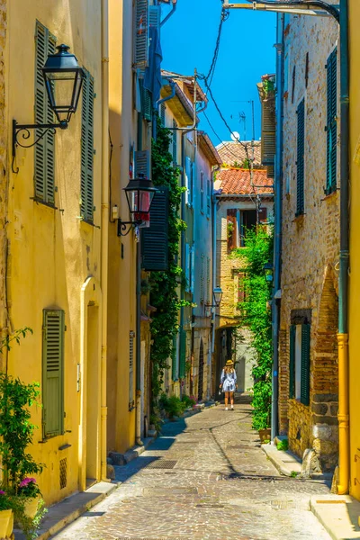 Vista Uma Rua Estreita Centro Antibes Franc — Fotografia de Stock