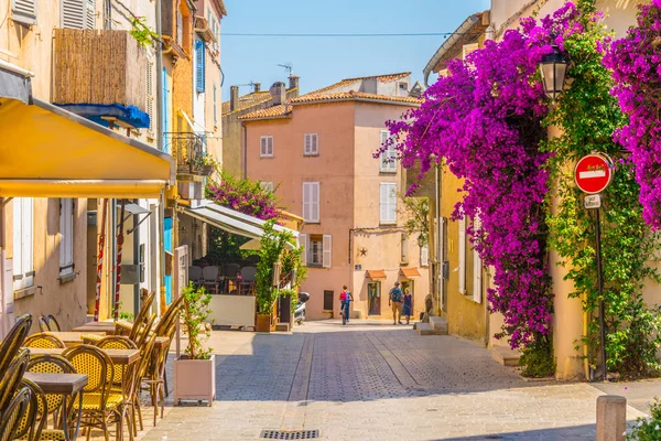 Uitzicht Een Smalle Straat Het Centrum Van Saint Tropez Franc — Stockfoto