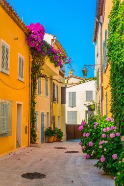 Dar sokak içinde merkezi Saint Tropez, Frangı görünümünü