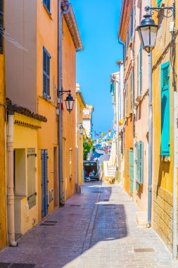Dar sokak içinde merkezi Saint Tropez, Frangı görünümünü
