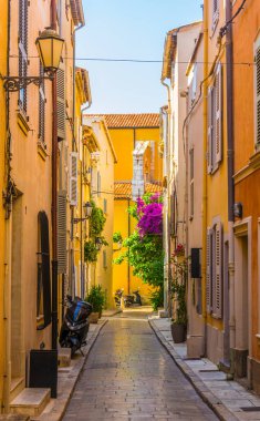 View of a narrow street in the center of Saint Tropez, Franc clipart
