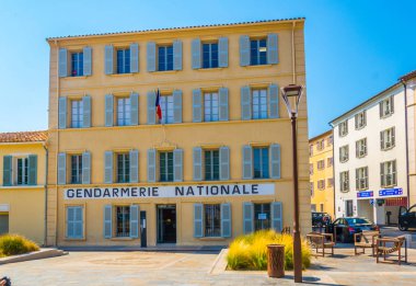 Jandarma ulusal, Saint Tropez filmleri ünlü Louis de Funes, Frangı ile görünümünü